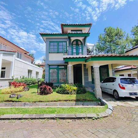 Villa Semesta Cikundul Екстериор снимка