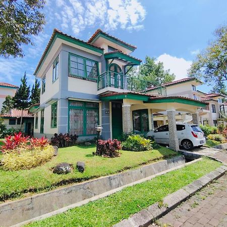 Villa Semesta Cikundul Екстериор снимка
