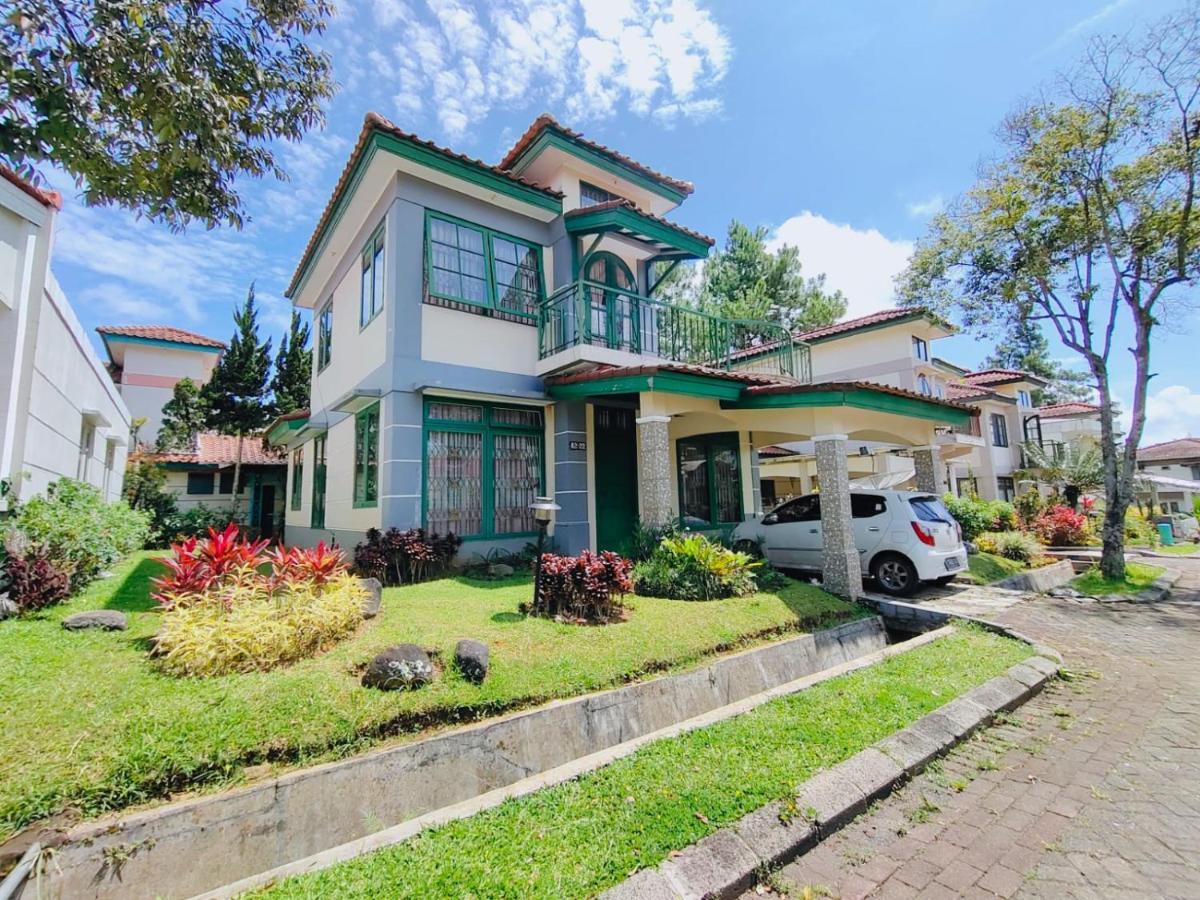 Villa Semesta Cikundul Екстериор снимка