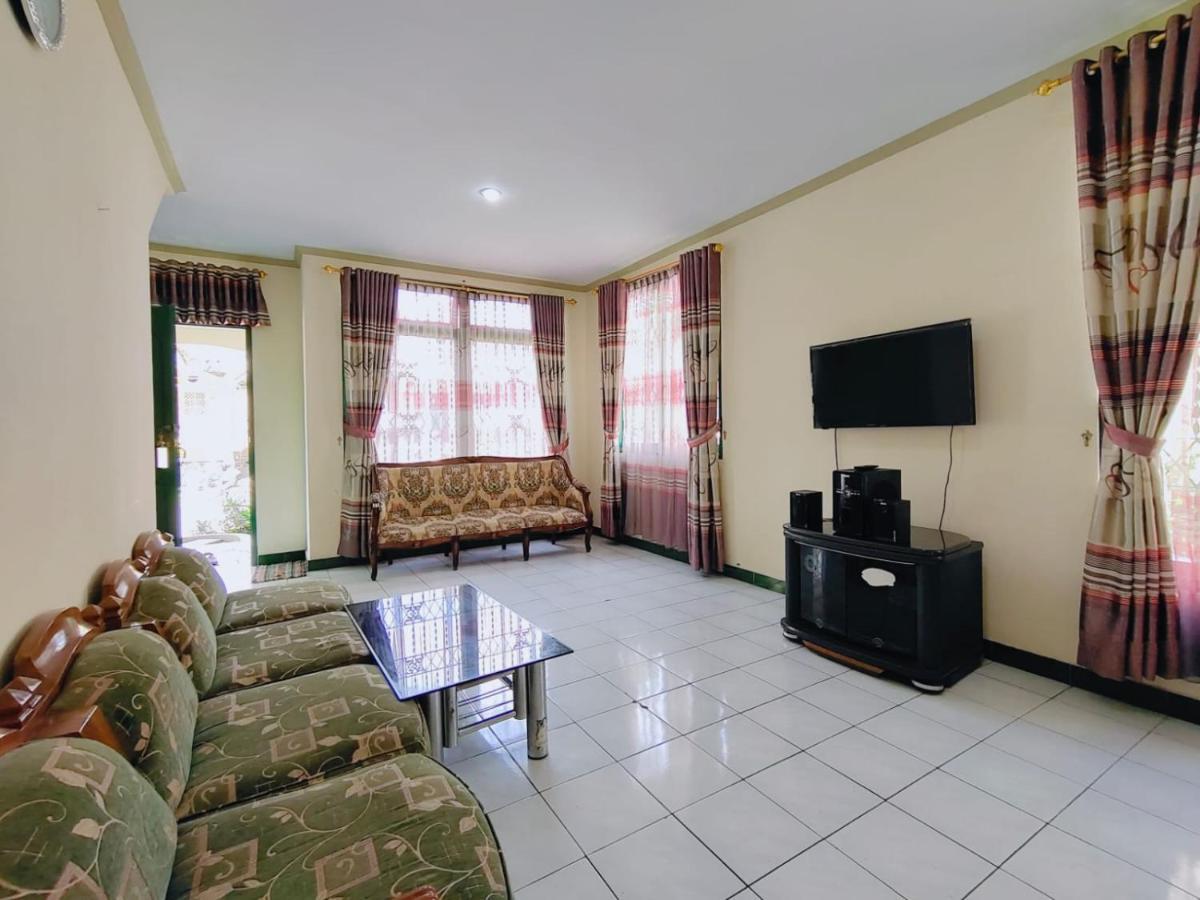 Villa Semesta Cikundul Екстериор снимка